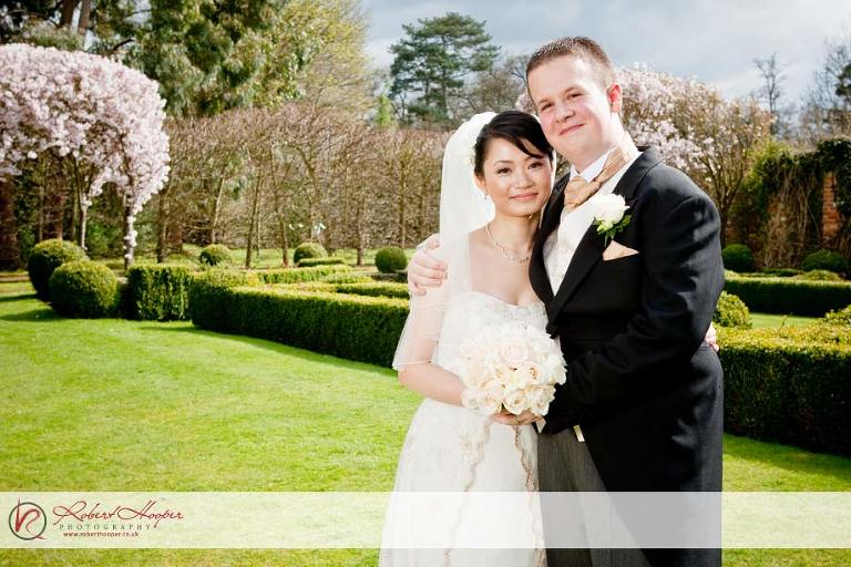 Langshott Manor gardens - a beautiful setting for wedding photography 0309-lyjd-0169