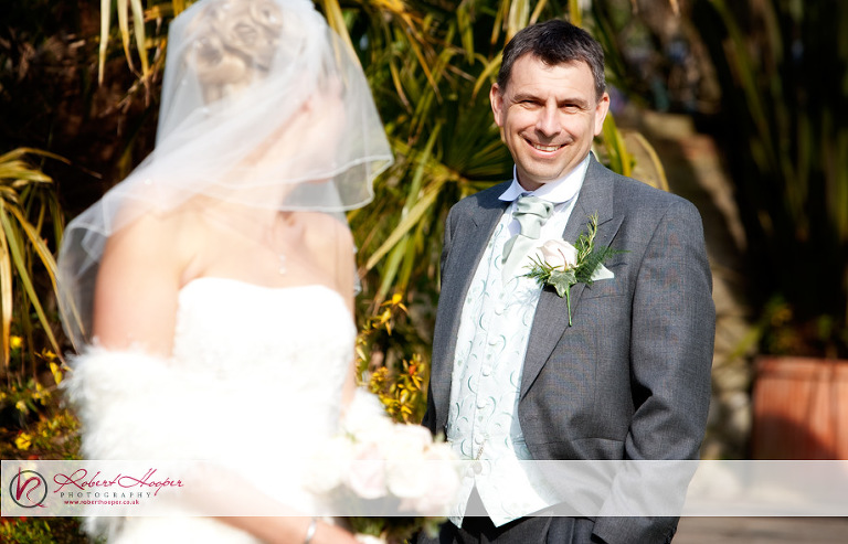 Wedding photography at Cooling Castle Barn by Robert Hooper Photography 0409-ljjn-0408