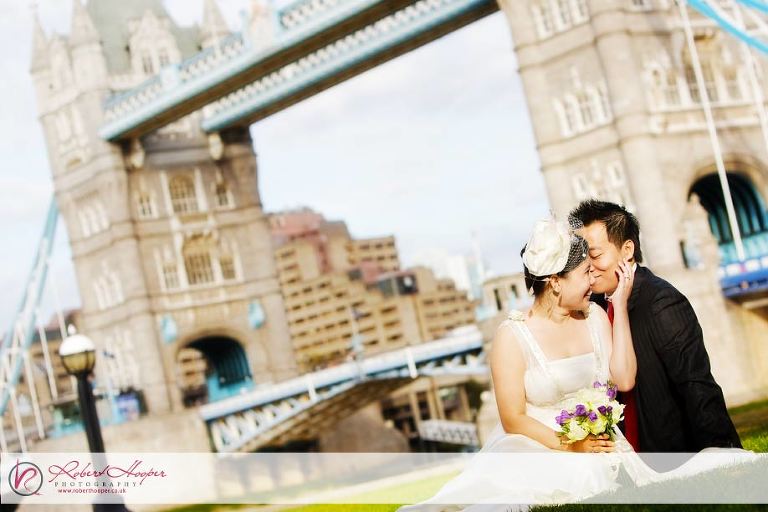 Our couple enjoy the late September sunshine in front of Tower Bridge