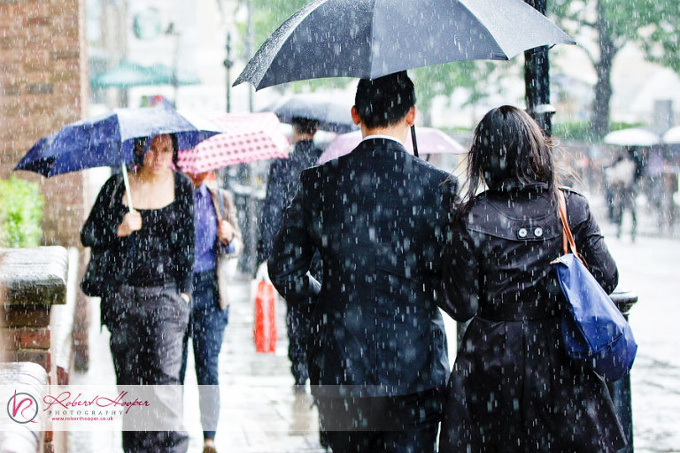 London engagement photography in the rain 