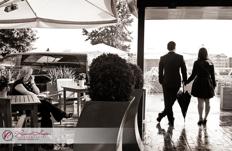 London engagement photography in the rain 