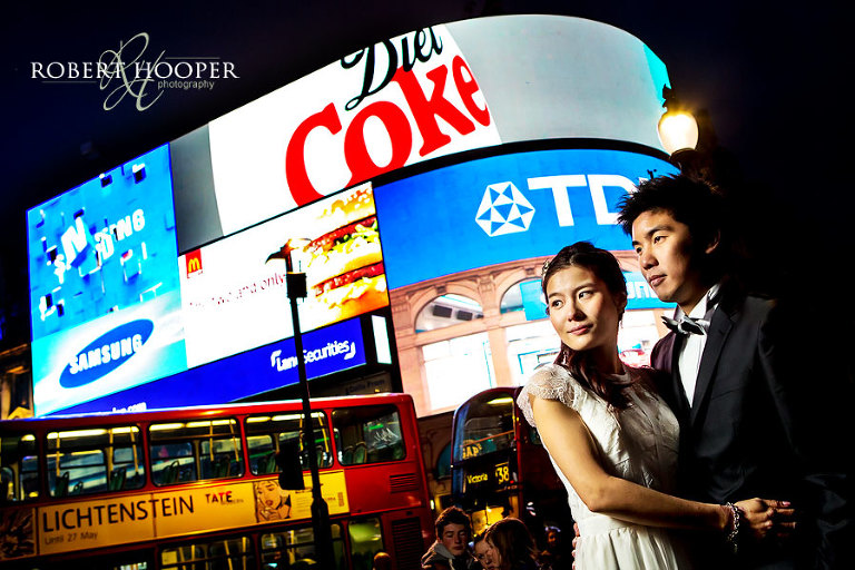 Dramatic pre-wedding photography in London at night