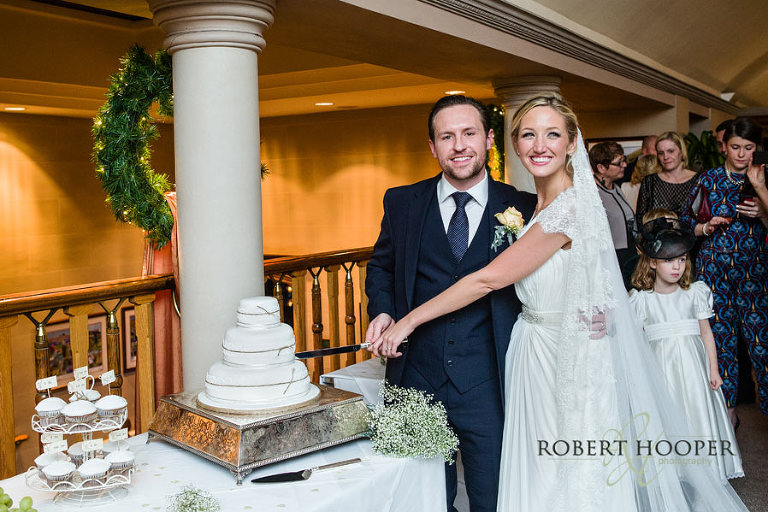 London Golf Club cake cutting at wedding