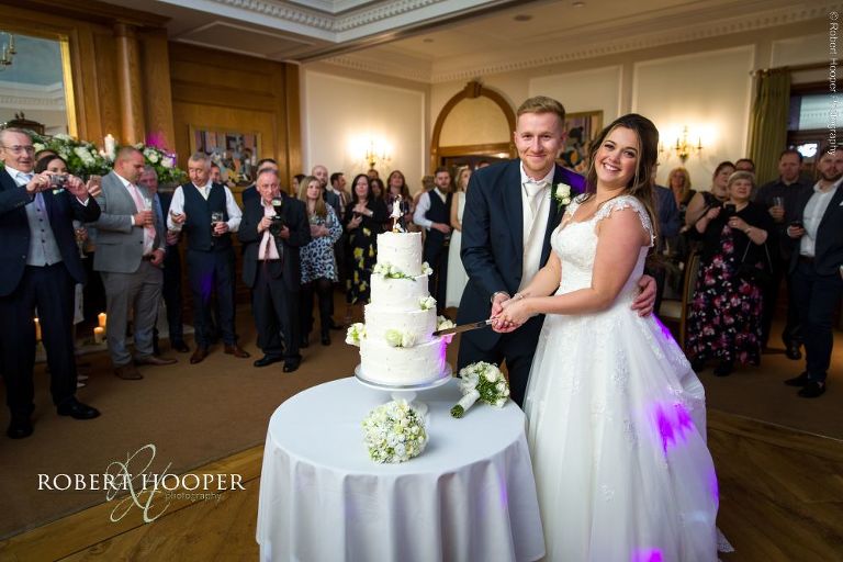 cutting wedding cake